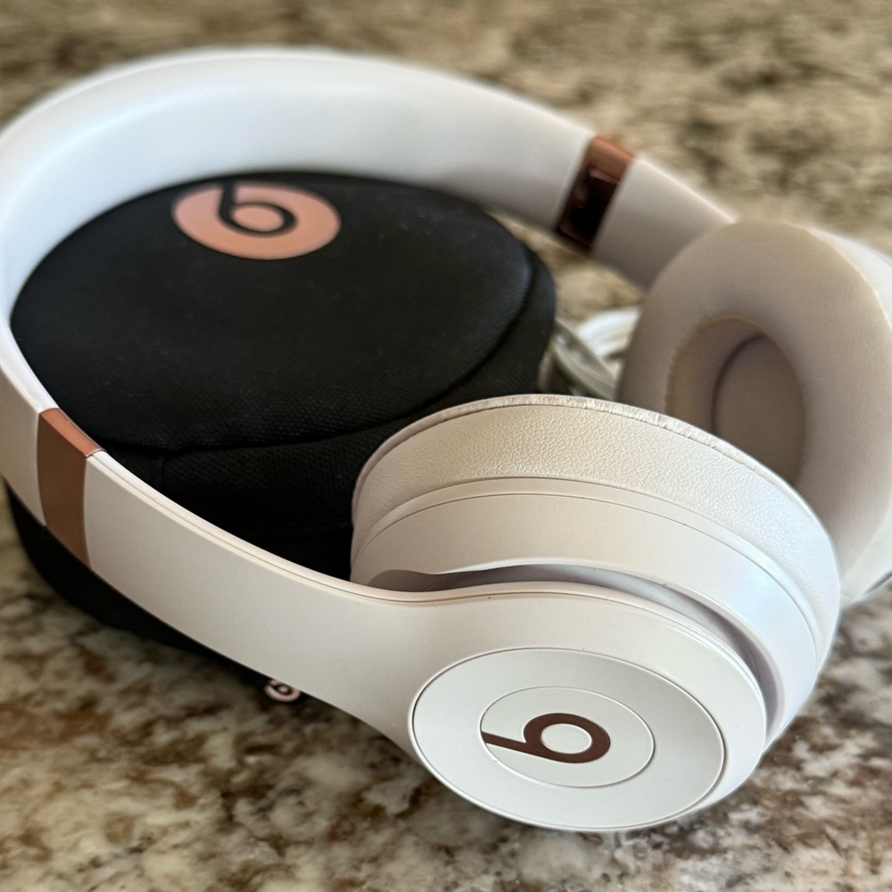 Beats Solo 4 True Wireless On-Ear Headphones Cloud Pink With Case & Charger Cabl